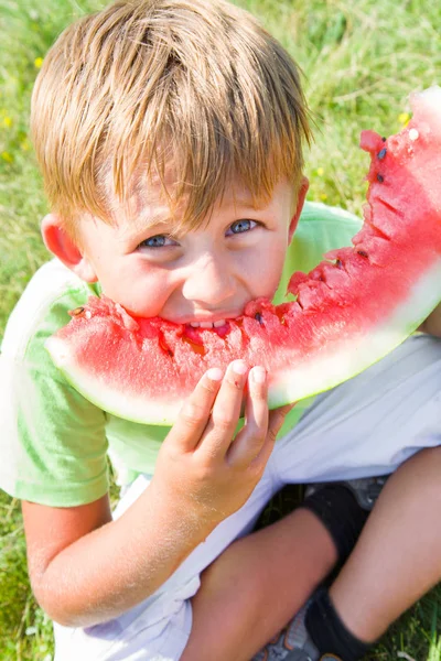 Boy eating watermelon — Stock Photo, Image