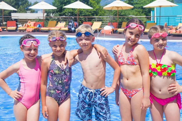 Kinder spielen im Pool des Resorts — Stockfoto