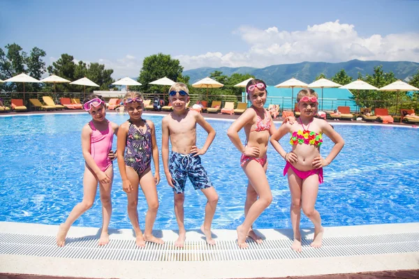 Kinderen spelen in het zwembad op het resort — Stockfoto