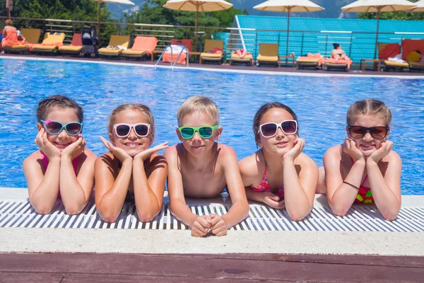 Діти грають у басейні на курорті — стокове фото