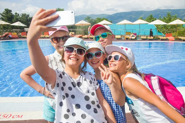 Děti udělat selfie na telefonu — Stock fotografie
