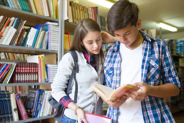 Tieners in bibliotheek — Stockfoto
