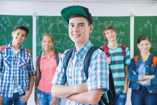 Adolescentes na escola — Fotografia de Stock