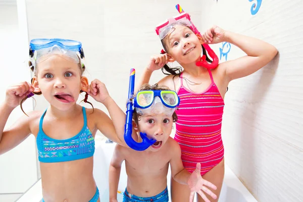 Los niños juegan en el baño —  Fotos de Stock