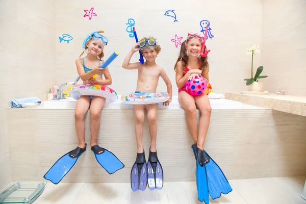 Los niños juegan en el baño — Foto de Stock