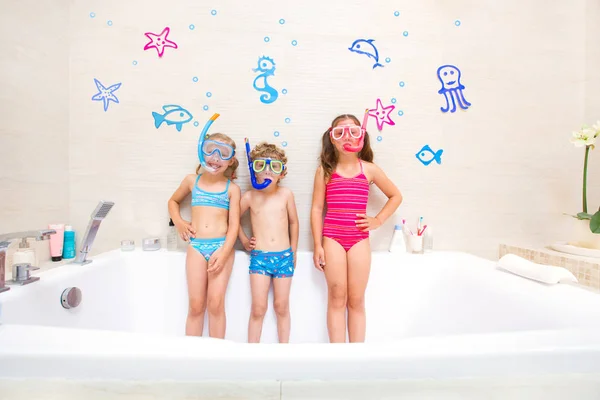 Kinder spielen im Badezimmer — Stockfoto