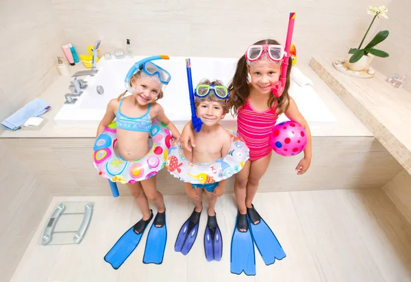 Los niños juegan en el baño —  Fotos de Stock