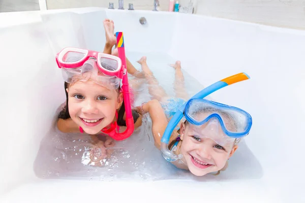 Los niños juegan en el baño —  Fotos de Stock