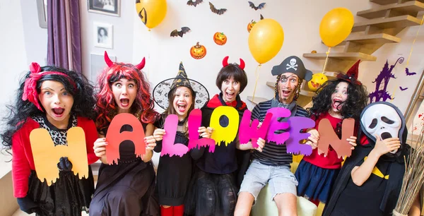 Stor familj i halloween kostymer — Stockfoto