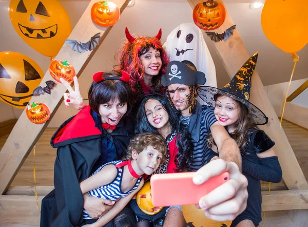 Большая семья в костюмах на Хэллоуин — стоковое фото