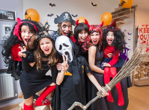 Familia grande en disfraces de Halloween —  Fotos de Stock
