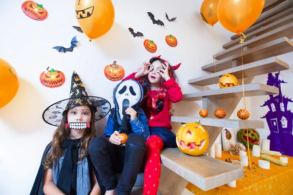 Barn i halloweendräkter — Stockfoto