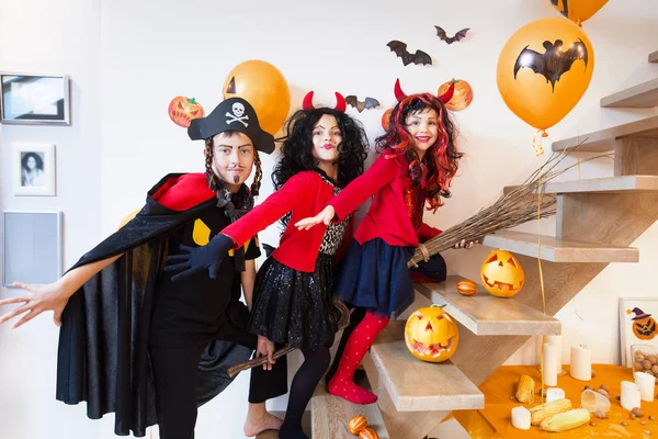 Børn i Halloween kostumer - Stock-foto