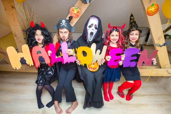 Barn i halloweendräkter — Stockfoto