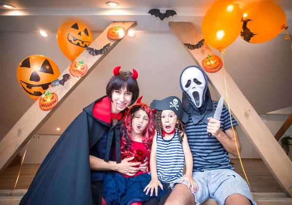 Rodina v Halloween kostýmy — Stock fotografie
