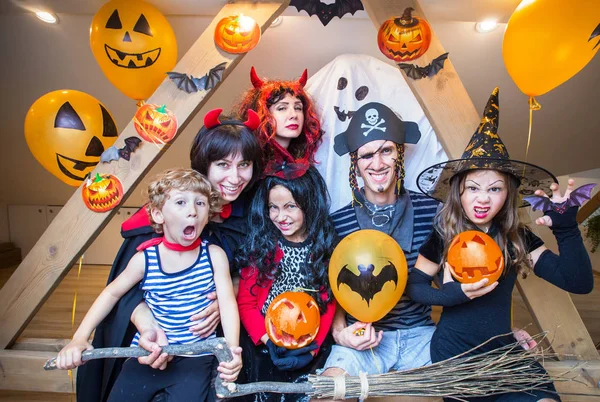 Familia grande en disfraces de Halloween —  Fotos de Stock