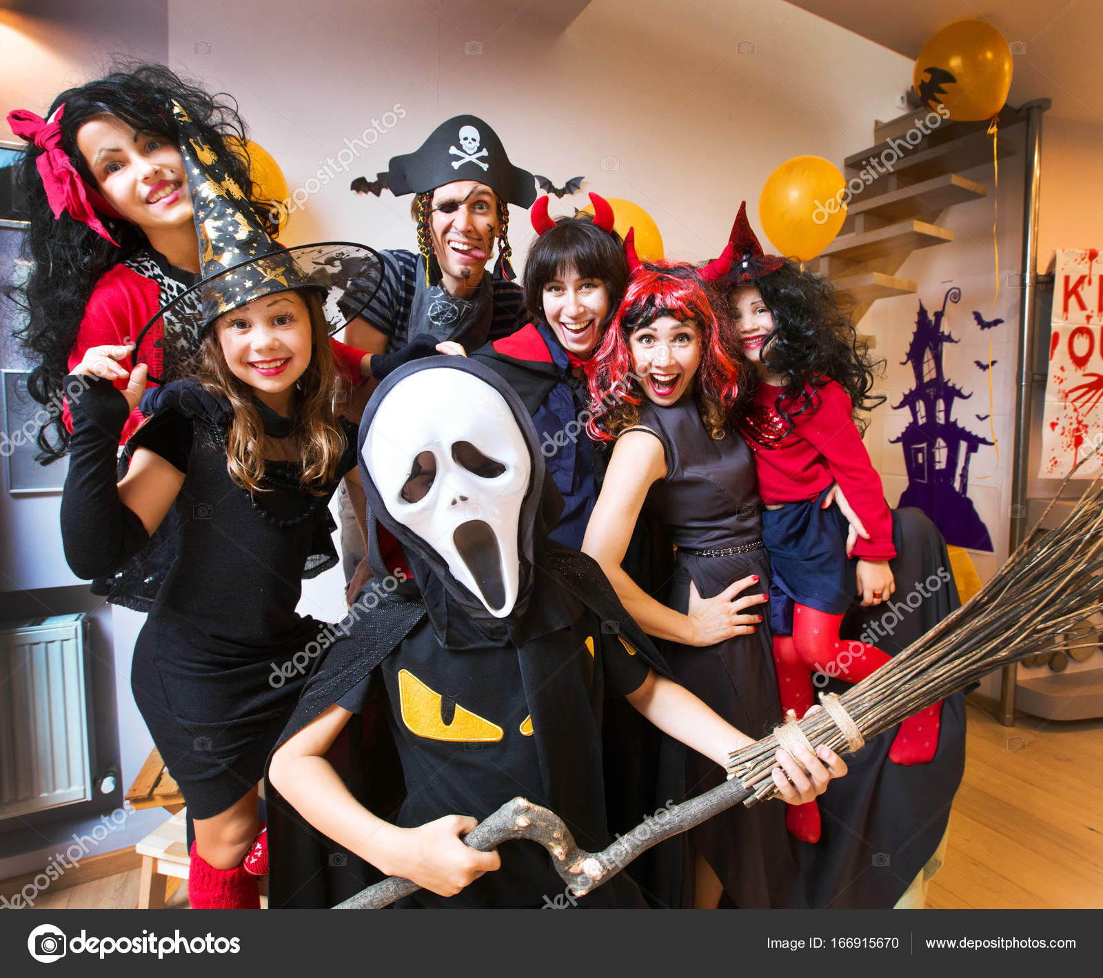 ハロウィンの衣装を着た大家族 ストック写真 C Yanlev