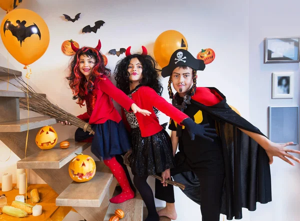 Kinderen in Halloween kostuums — Stockfoto