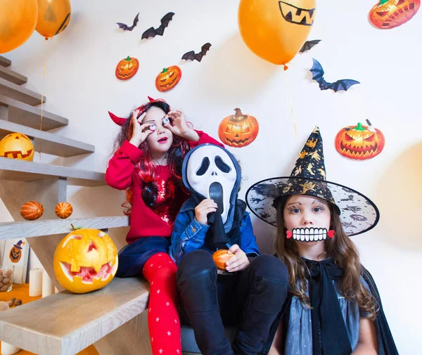 Kinderen in Halloween kostuums — Stockfoto