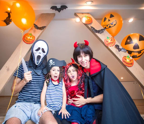 Familie in Halloween-kostuums — Stockfoto