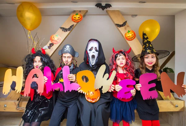 Barn i halloweendräkter — Stockfoto