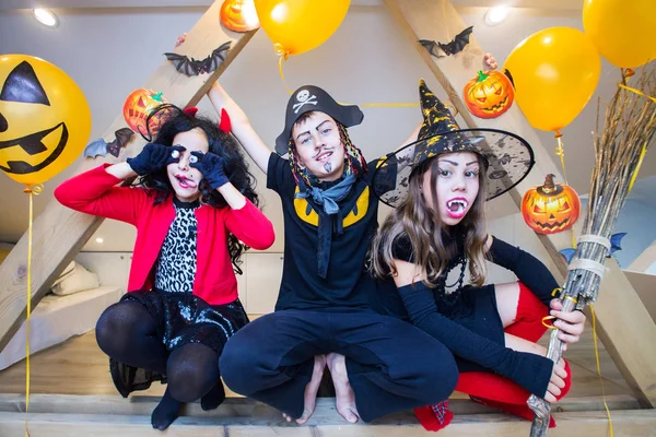 Cadılar Bayramı kostümlü çocuklar