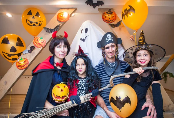 Familie in Halloween-kostuums — Stockfoto