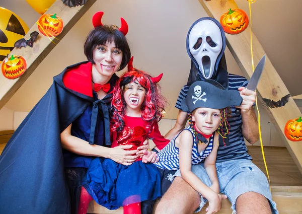 Familie in Halloween-kostuums — Stockfoto