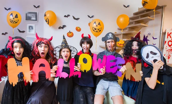 Familia grande en disfraces de Halloween — Foto de Stock