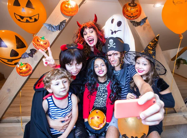 Cadılar Bayramı kostümlü büyük bir aile. — Stok fotoğraf