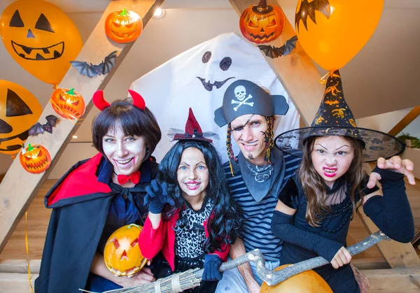 Familjen i Halloween kostymer — Stockfoto