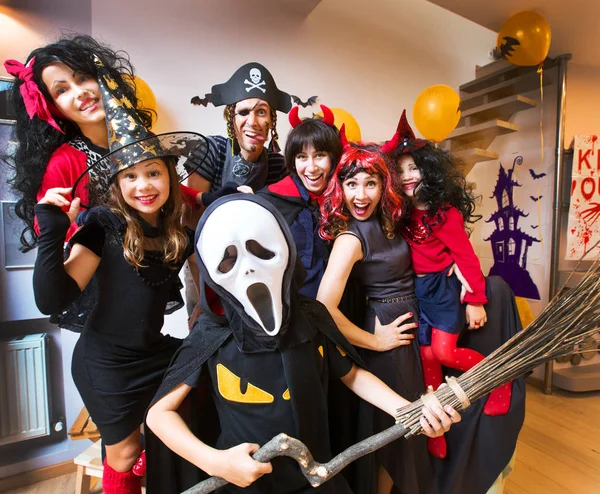 Большая семья в костюмах на Хэллоуин — стоковое фото