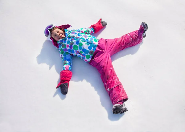 Criança no tempo de inverno — Fotografia de Stock