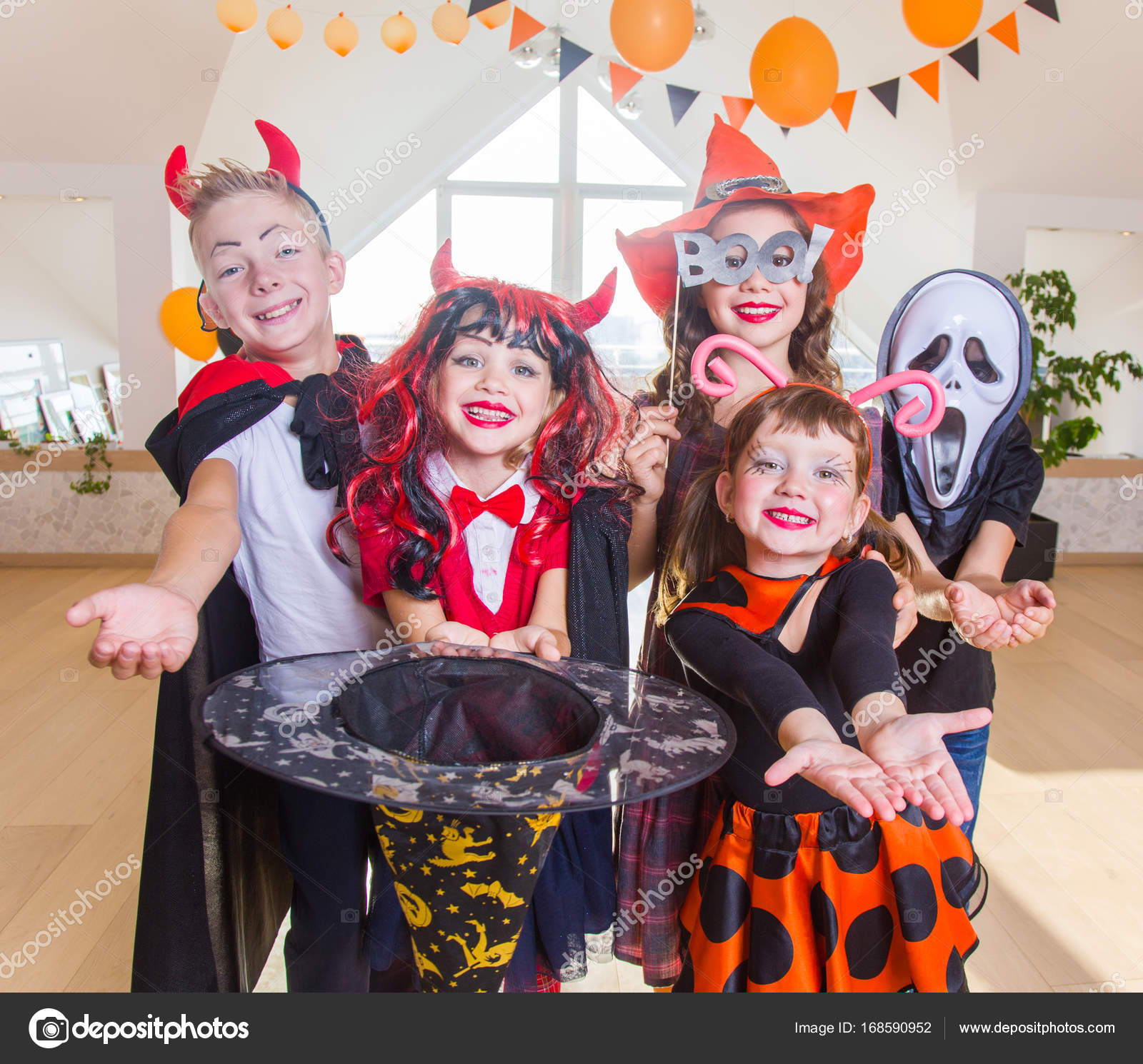 Kinder auf Halloween-Party – Stockfoto © yanlev #168590952, image size:1600x1490