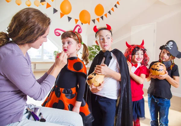 Barn på Halloween-fest — Stockfoto