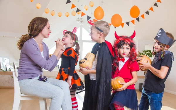 Cadılar Bayramı partisi çocuklar