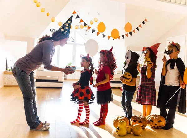 Kinderen op Halloweenfeest — Stockfoto