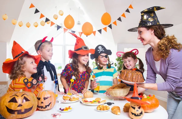 Barn på Halloween-fest — Stockfoto