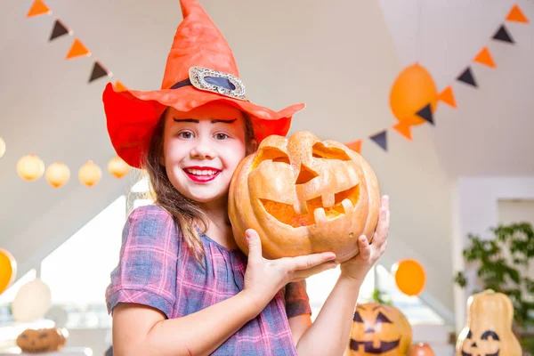 Девочка на вечеринке в честь Хэллоуина — стоковое фото