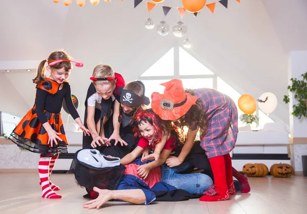 Barn på Halloween-fest — Stockfoto