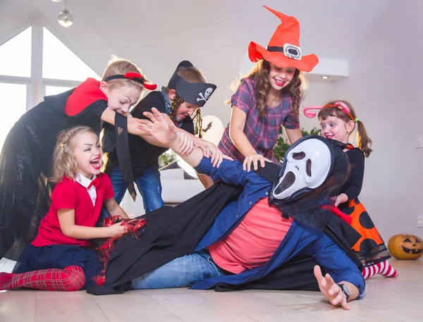 Crianças em festa de Halloween — Fotografia de Stock