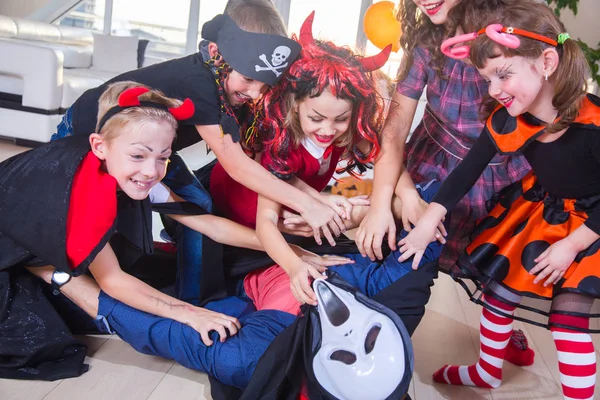 Kinderen op Halloweenfeest — Stockfoto