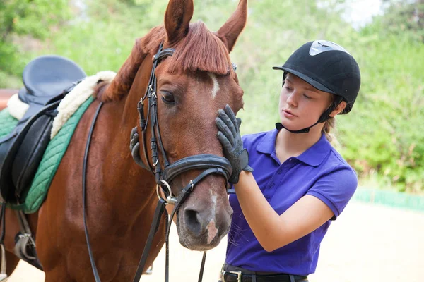 Cavallo e donna — Foto Stock