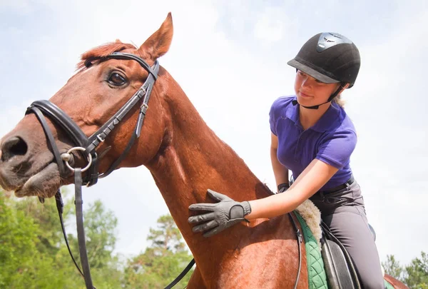 Paard en vrouw — Stockfoto