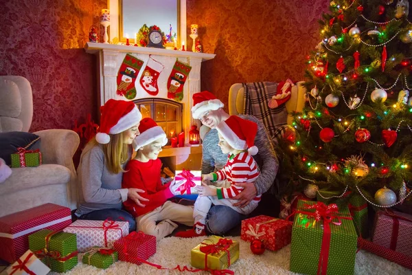 Felice famiglia che celebra il Natale — Foto Stock