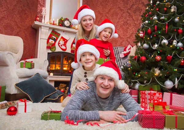 Felice famiglia che celebra il Natale — Foto Stock