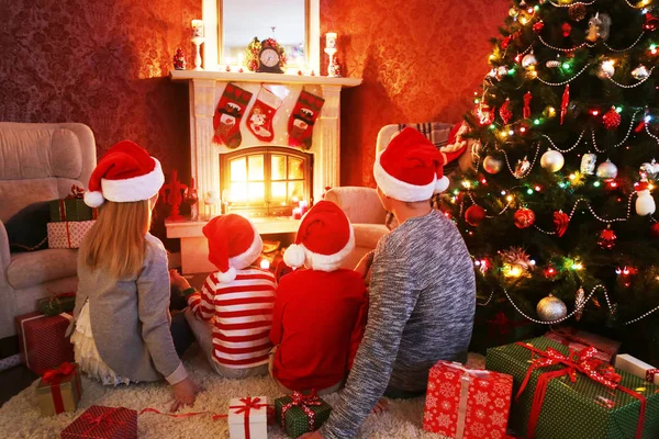 Счастливая семья празднует Рождество — стоковое фото