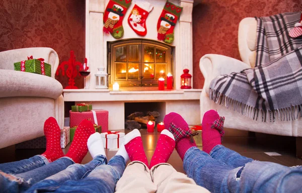 Rodina slaví Vánoce. Nohy — Stock fotografie