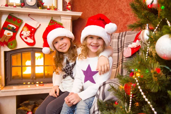 Bambini che festeggiano il Natale — Foto Stock
