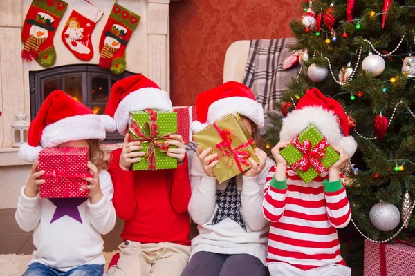 Malé děti na Vánoce — Stock fotografie